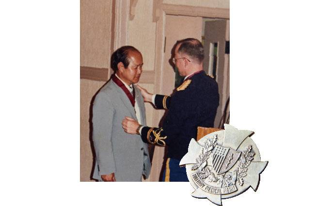 류영봉(왼쪽) 옹이 1988년 10월 18일 미국 정부가 수여한 명예 훈장을 받고 있다. [류영봉 제공]