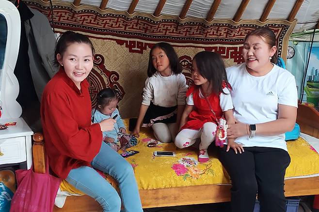 울란바토르 외곽 게르촌에서 살아가는 미시크돌람 씨(맨 오른쪽) 가족. 이상기후로 가축을 잃고 2014년 울란바토르에 정착했다. ⓒ시사IN 이오성