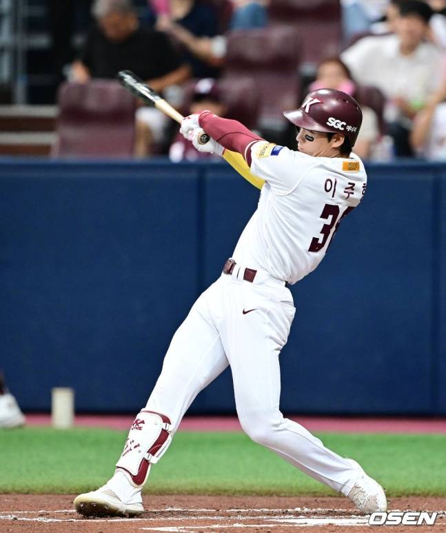 키움 이주형이 안타를 치고 있다.