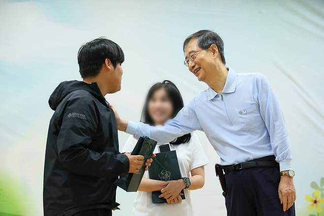 한덕수 총리, 자립준비청년 방문 (서울=연합뉴스) 한덕수 국무총리가 지난 28일 서울 은평구 꿈나무마을 보육원에서 열린 퇴소 청년 '홈커밍 데이' 행사에 참석해 청년을 격려하고 있다. 2023.9.29. [국무총리실 제공, 재판매 및 DB 금지]