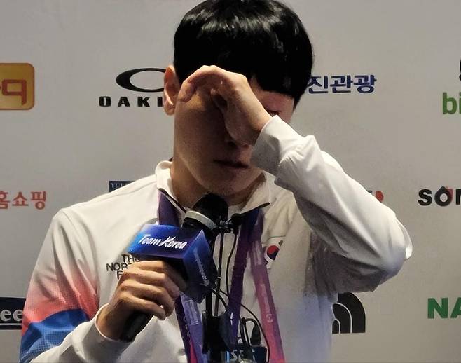 29일 기자회견에서 어머니 얘기에 눈물 짓는 김관우 [촬영 최송아]