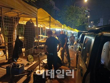 특허청 특별사법경찰이 위조상품 판매상들을 단속하고 있다. (사진=특허청 제공)