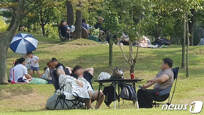 30일 대전 서구 엑스포시민공원에서 사람들이 피크닉을 즐기고 있다. 2023.9.30./뉴스1 ⓒ News1 허진실 기자