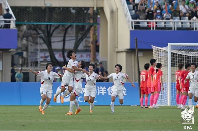 30일 중국 원저우 스포츠센터 스타디움에서 열린 2022 항저우 아시안게임 여자축구 8강전 한국과 북한의 경기,북한 선수들이 동점골을 넣고 환호하고 있다. (대한축구협회 제공) 2023.9.30/뉴스1