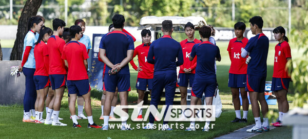 콜린 벨 감독이 이끄는 여자대표팀은 30일 오후 5시 30분(한국시간) 중국 저장성의 원저우 스포츠센터 스타디움에서 열린 2022 항저우 아시안게임 여자축구 8강전 북한과의 경기에서 1-4로 패배했다. 사진┃뉴시스