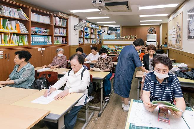 성인 문해교육 학습자들이 한글 교육을 받고 있는 모습. /평생학습이음