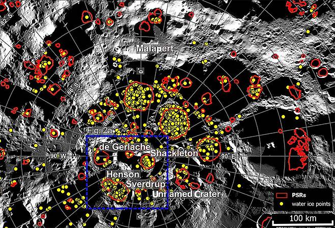 달 남극 주변의 충돌구 분포도. 파란색 네모가 이번에 연구진이 분석한 지역이며, 빨간색은 영구음영지역, 노란색은 물 얼음 지역. 아이사이언스
