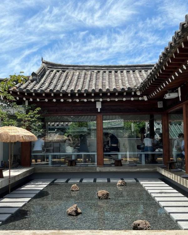 한옥의 멋을 느낄 수 있는 경주의 커피숍 '어마무시'. 인스타그램 캡처