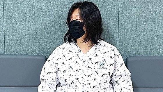 죽음에 대한 공포와 사회적 고립감 등을 던져주는 암세포와 싸워 이긴 가수 윤도현은 '마음의 자세'가 암과의 전쟁에서 얼마나 위력을 발휘하는지 몸으로 보여준다. "힘내서 함께 이겨내 보자"는 그의 완치 메시지는 수많은 암 환자들에게 용기와 위로를 안겨준다. [중앙포토]