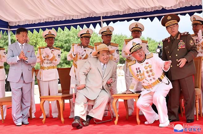 김정은 북한 국무위원장이 지난 6일 전술핵잠수함 진수식에 참석했다고 조선중앙통신이 8일 보도했다. 김덕훈 내각 총리(가장 왼쪽)와 박정천 노동당 군정지도부장(오른쪽 두 번째)이 동행했다. 연합뉴스