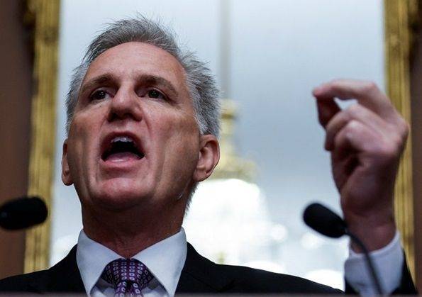 미국 하원에서 공화당 소속 케빈 매카시 하원의장이 주도해 만든 임시예산안이 29일(현지시간) 공화당 강경파와 민주당 반대로 부결된 직후 매카시 의장이 기자들에게 내용을 설명하고 있다. <사진=로이터연합>