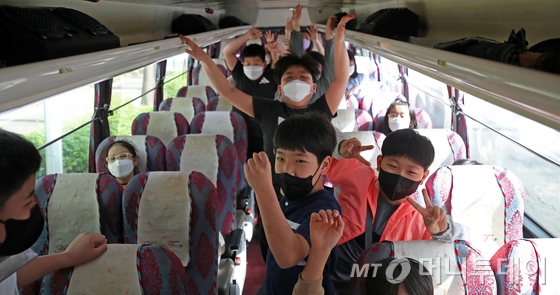 광주 북구 서일초등학교 6학년 학생들이 2022년 4월28일 수학여행을 가기 전 들뜬 모습을 보이고 있다. /사진=뉴스1