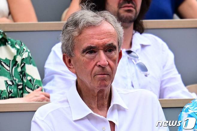 베르나르 아르노 루이비통모에헤네시(LVMH) 회장이 지난 6월 파리의 스타드 롤랑가로스에서 열린 프랑스 오픈 테니스 대회를 관람하고 있다./AFPBBNews=뉴스1
