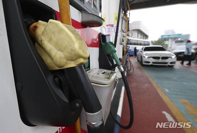 [서울=뉴시스] 김근수 기자 = 서울 서초구 경부고속도로 부산방향 만남의 광장 주유소에서 시민들이 주유하고 있다. 2023.09.13. ks@newsis.com