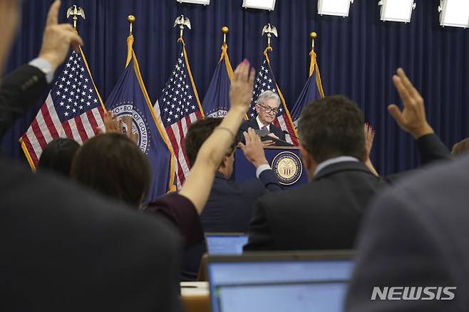 [워싱턴=AP/뉴시스] 제롬 파월 미국 연방준비제도(Fed·연준) 의장이 20일(현지시간) 연방공개시장위원회(FOMC) 회의를 마친 뒤 기자회견 하고 있다. 2023.09.21.