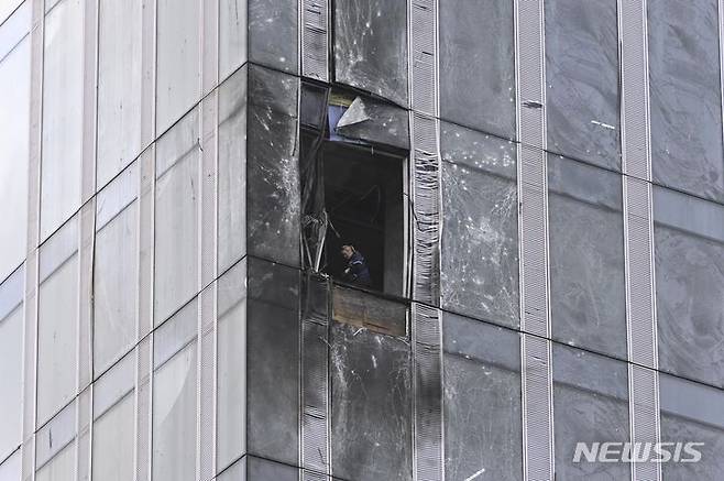 [모스크바=AP/뉴시스] 우크라이나군이 최근 러시아 서부의 군수업체들을 드론으로 매일 공격하고 있다. 사진은 지난달 23일(현지시간) 오전 러시아 수도 모스크바 상업지구에서 우크라이나 드론에 파괴된 건물. 2023.09.30.