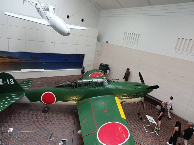 ▲ 진주만 공습 당시 일본 해군의 주력 전투기였던 제로센((零戰). 야스쿠니 전쟁박물관(유슈칸)에 전시된 제로센 윗쪽에 매달린 것은 전쟁 후반부에 나온 자살특공기. ⓒ김재명