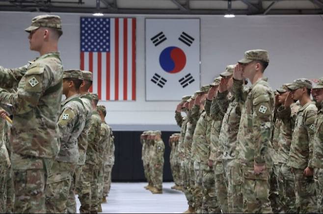 지난 7월 경기 동두천 캠프 케이시에서 열린 주한미군 순환배치 부대 임무 교대식에서 장병들이 거수경례를 하고 있다. 세계일보 자료사진