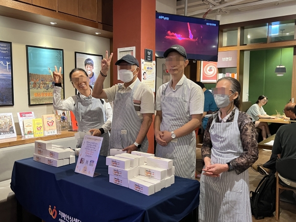 서울 노원구가 민간 카페와 손잡고 운영하는 ‘치매 카페’에서 카페 운영에 참여하는 초로기 치매 주민들이 기념 촬영을 하고 있다. 노원구 제공