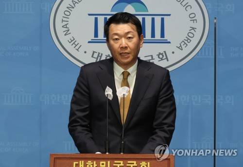 윤희석 국민의힘 대변인이 서울 여의도 국회 소통관에서 논평을 발표하고 있다. 연합뉴스