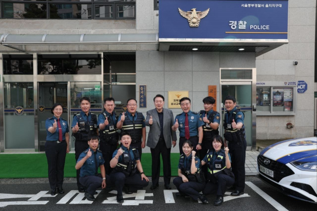 윤석열 대통령이 30일 오후 서울 중구 을지지구대를 방문해 경찰관들과 기념사진 촬영을 하고 있다. 서울 중부경찰서 제공