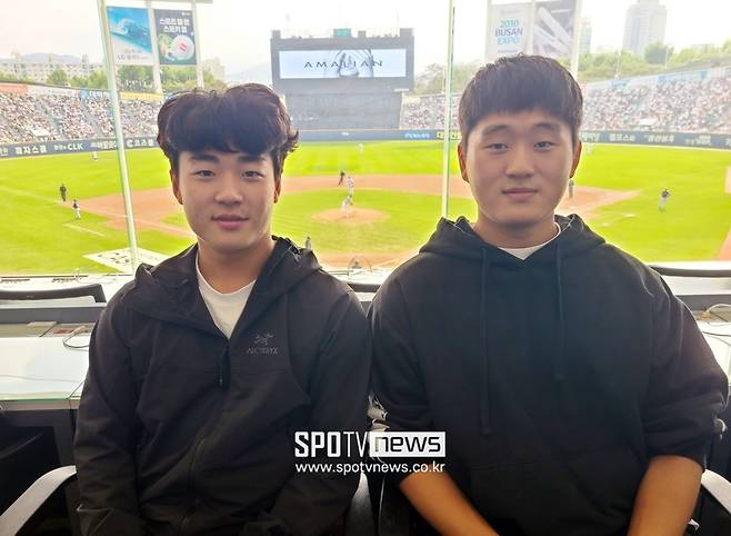 ▲ 두산 베어스 2024년 신인 여동건(왼쪽, 2라운드)과 김택연(1라운드)이 LG 트윈스와 라이벌전이 펼쳐진 잠실야구장을 찾았다. ⓒ 잠실, 김민경 기자