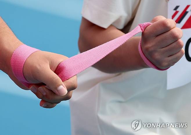 마음을 이어 달리다 (횡성=연합뉴스) 양지웅 기자 = 19일 강원 횡성종합운동장에서 열린 제1회 강원 장애 학생 체육대회에서 중등 남자 육상 100ｍ 시각장애부에 출전한 학생이 가이드 러너와 함께 힘껏 달리고 있다.
    강원특별자치도교육청이 주최하고 도 장애인체육회가 주관한 이번 대회는 장애 학생의 체육 활동 지원 강화를 통한 소질과 재능 발굴과 여가생활의 다양화, 맞춤형 교육 지원 등을 위해 마련했다. 2023.9.19 yangdoo@yna.co.kr
