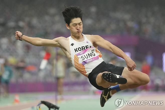 남자 멀리뛰기 성진석, 결선 진출  (항저우 AP=연합뉴스) 성진석이 30일 중국 저장성 항저우 올림픽 스포츠센터에서 열린 2022 항저우 아시안게임 육상 남자 멀리뛰기 예선 경기에 출전해 도약하고 있다.