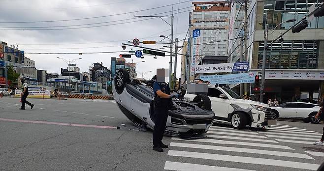 청주 사거리서 사설 구급차가 SUV 추돌…1명 부상 [독자 제공]