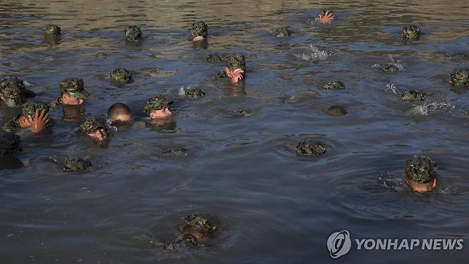 네이비실 선발 훈련 중 기초수중폭파·특수전 과정을 진행 중인 지원자들 [EPA 연합뉴스자료사진. 재판매 및 DB 금지]