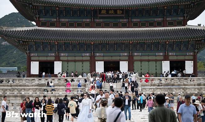 추석 명절연휴를 사흘 앞둔 25일 서울 경복궁에 많은 관광객 인파가 몰리고 있다./사진=이명근 기자 qwe123@