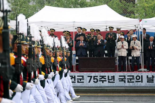 건군 75주년 국군의날 시가행진이 열린 26일 서울 광화문 광장 관람무대에서 윤석열 대통령이 시가행진을 지켜보고 있다. (사진=연합뉴스)