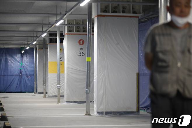 6일 오후 경기 파주시 운정신도시에 위치한 LH 아파트 무량판 철근 누락 보강공사 현장에서 관계자가 현장을 지키고 있다. 2023.8.6/뉴스1 ⓒ News1 장수영 기자