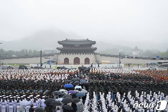 윤석열 대통령이 지난달 26일 오후 서울 세종대로 일대에서 열린 건군 75주년 국군의날 시가행진에서 군 장병들을 격려하고 있다. (대통령실 제공)/뉴스1 ⓒ News1 오대일 기자