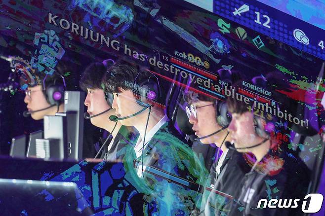 29일 오후 중국 항저우 베이징위안 생태공원 내 e스포츠 주경기장에서 열린 2022 항저우 아시안게임 e스포츠 경기 리그 오브 레전드(LoL) 대한민국과 대만의 결승전에서 대한민국 쵸비(정지훈) 등 대표팀 선수들이 경기를 치르고 있다. 왼쪽부터 제우스(최우제), 카나비(서진혁), 쵸비(정지훈), 룰러(박재혁), 케리아(류민석). 이날 대한민국 대표팀은 대만을 상대로 2대0 승리를 거두며 금메달을 목에 걸었다. (다중노출 촬영) 2023.9.29/뉴스1 ⓒ News1 민경석 기자