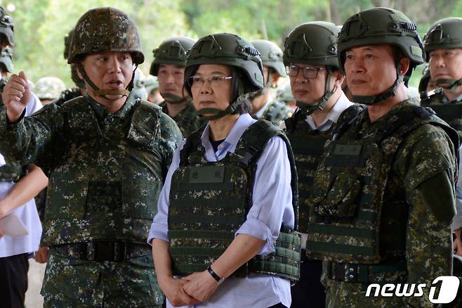 차이잉원 대만 총통이 11일 (현지시간) 타오위안에 있는 예비군 기지를 방문해 훈련 상황을 점검하고 있다.  2023.05.12ⓒ 로이터=뉴스1 ⓒ News1 우동명 기자