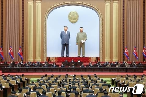 (평양 노동신문=뉴스1) = 북한 최고인민회의 제14기 제9차 회의가 지난 26~27일 평양 만수대의사당에서 개최됐다고 28일 노동당 기관지 노동신문이 보도했다. 이번 회의에선 '핵무력 정책'을 북한 헌법에 명시했다. [국내에서만 사용가능. 재배포 금지. DB 금지. For Use Only in the Republic of Korea. Redistribution Prohibited] rodongphoto@news1.kr