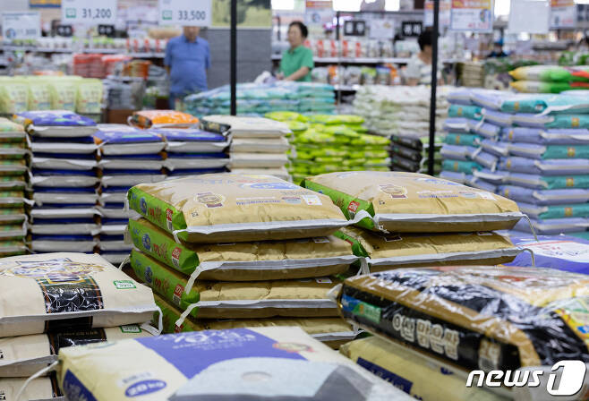 18개월 만에 쌀값이 20만원대(80kg)를 회복한 22일 오후 서울의 한 대형마트에서 시민들이 쌀을 살펴보고 있다.2023.9.22/뉴스1 ⓒ News1 이재명 기자