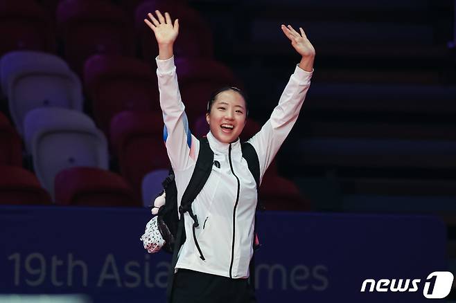 신유빈이 1일 중국 항저우 궁수 캐널 스포츠파크 체육관에서 열린 2022 항저우 아시안게임 탁구 여자 단식 준결승전을 마친 후 관중들에게 인사하며 경기장을 나서고 있다. 신유빈은 이날 중국 쑨잉샤에 0-4(7-11 8-11 12-14 10-12)로 패해 동메달을 획득했다. 이번 대회 탁구는 동메달 결정전 없이 준결승전 패자 2명이 함께 동메달을 획득한다. 2023.10.1/뉴스1 ⓒ News1 유승관 기자