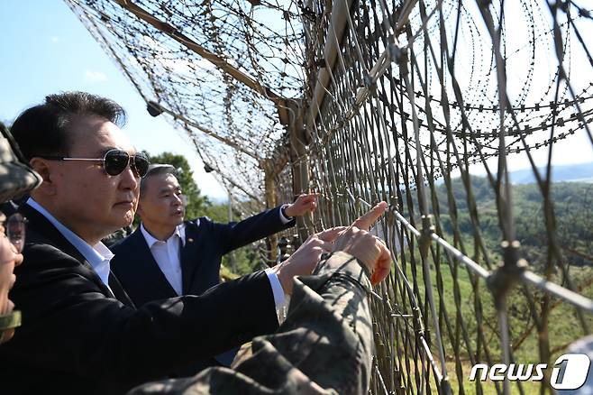 윤석열 대통령이 추석 연휴 나흘째이자 건군 제75주년 국군의 날인 1일 경기도 연천군 소재 육군 제25보병사단 관할 전방 관측소(OP)인 상승전망대를 방문해 군 대비태세를 점검하고 있다.ⓒ News1 안은나 기자