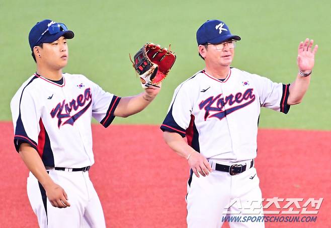29일 오후 류중일 감독이 이끄는 항저우아시안게임 야구대표팀이 중국 항저우 샤오싱의 야구체육문화센터에서 훈련을 했다. 훈련을 돕고 있는 류중일 감독. 항저우(중국)=송정헌 기자songs@sportschosun.com/2023.09.29/