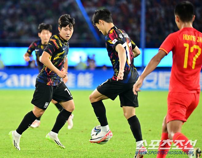 남자 축구대표팀이 1일 오후 중국 항저우 황룽스포츠센터에서 항저우아시안게임 중국과 8강 경기를 펼쳤다. 2대1 패스로 돌파를 시도하는 이강인. 항저우(중국)=송정헌 기자songs@sportschosun.com/2023.10.01/