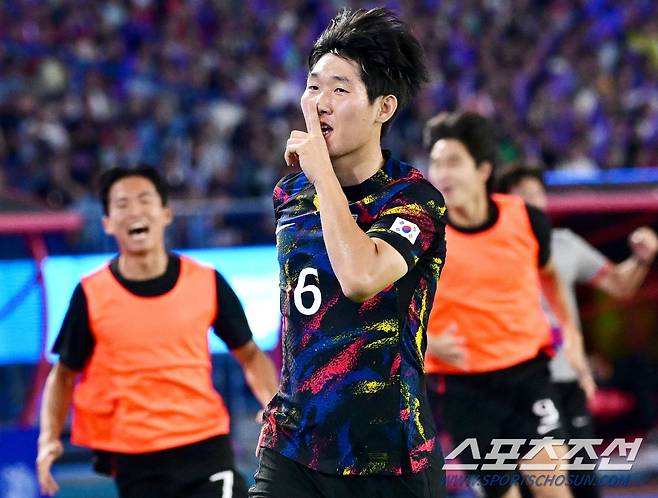 남자 축구대표팀이 1일 오후 중국 항저우 황룽스포츠센터에서 항저우아시안게임 중국과 16강 경기를 펼쳤다. 전반 홍현석이 선취골을 기록했다. 동료들과 함께 기뻐하는 홍현석. 항저우(중국)=송정헌 기자songs@sportschosun.com/2023.10.01/