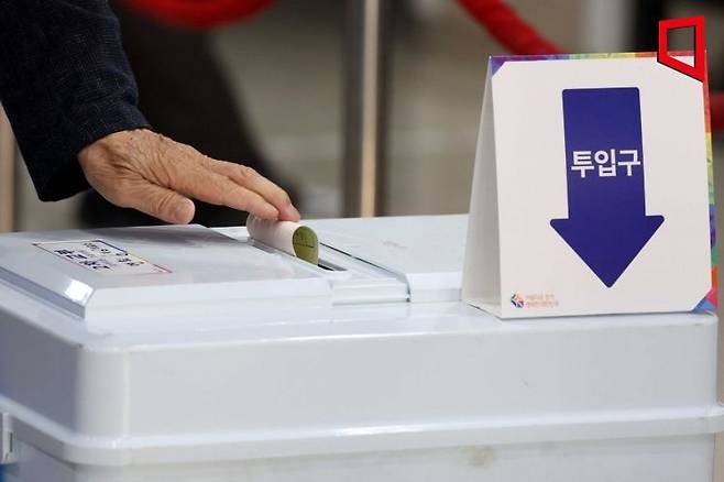 제8회 전국동시지방선거일인 2022년 6월1일 서울 서대문구청에 마련된 연희동 제6투표소에서 유권자들이 소중한 한 표를 행사하고 있다. /문호남 기자 munonam@