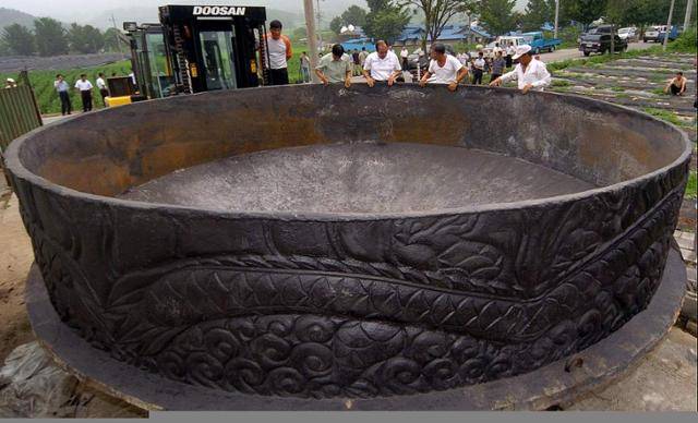 무게 43t이 넘는 충북 괴산 가마솥. 기중기로 솥뚜껑을 여닫아야 하는 초대형 무쇠 솥이다. 괴산군 제공