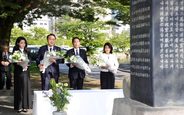 윤석열 대통령이 5월 주요 7개국(G7) 정상회의 참관국 자격으로 김건희 여사와 일본을 찾아 기시다 후미오 총리, 부인 기시다 유코 여사와 히로시마 평화기념공원 내 한국인 원폭희생자 위령비를 공동참배하고 있다. 히로시마=뉴시스