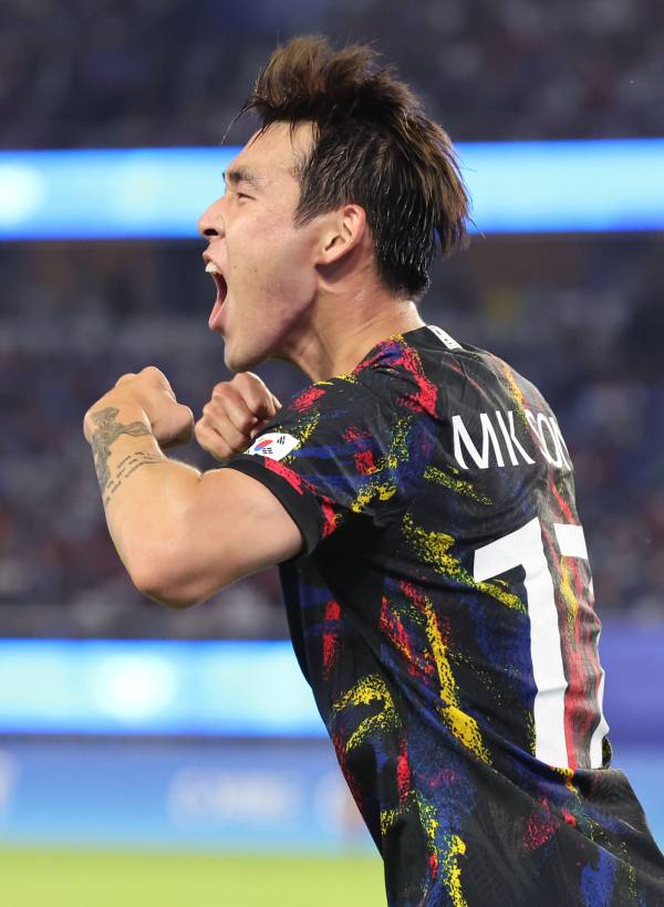 <yonhap photo-4233="">1일 중국 항저우 황룽 스포츠센터 스타디움에서 열린 2022 항저우 아시안게임 남자 축구 8강전 중국과의 경기. 팀 두번째 골을 넣은 송민규가 세리머니 하며 포효하고 있다. 사진=연합뉴스</yonhap>