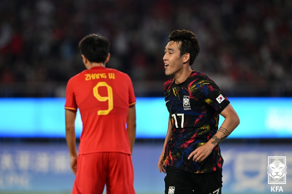 송민규가 득점을 기록한 뒤 기뻐하고 있다. [사진=대한축구협회(KFA)]