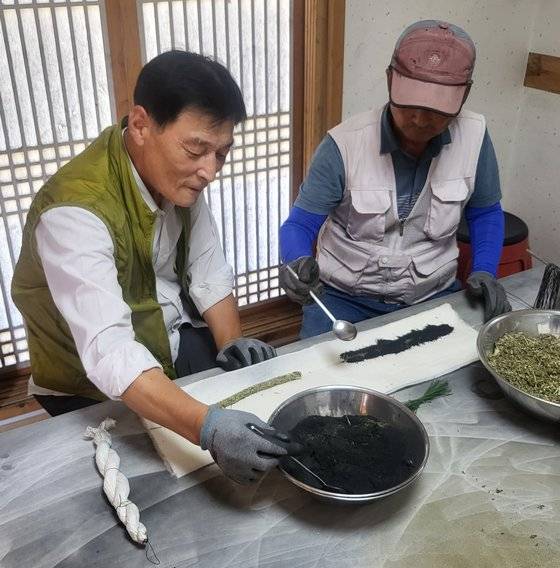 지난 22일 안동 하회마을 주민들이 숯·쑥가루 등을 한지에 말아 줄불놀이용 ‘낙화봉’을 만들고 있다. 이지영 기자