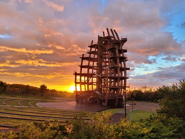 ▲ 2023강원세계산림엑스포 주행사장 랜드마크인 솔방울전망대 전경. 솔방울전망대 상층부(높이 45m)에서는 동해바다와 설악산 울산바위를 동시에 조망할 수 있다.